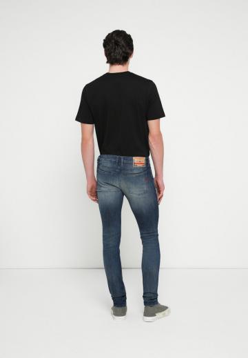 Узкие джинсы