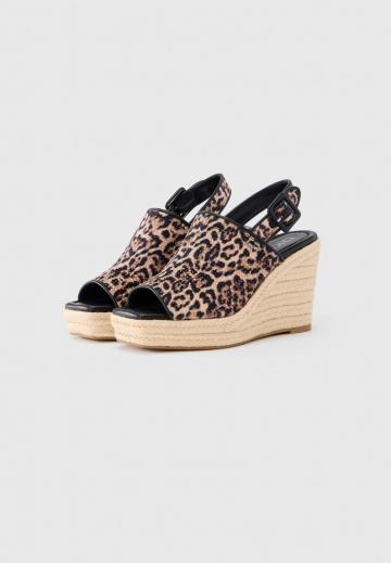 Босоножки на танкетке