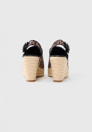 Босоножки на танкетке