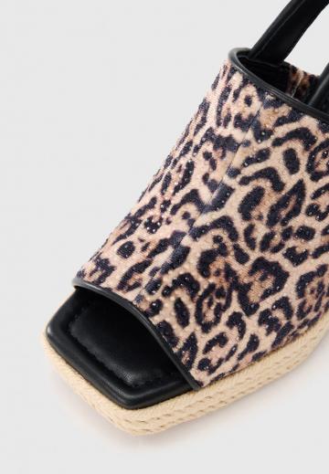 Босоножки на танкетке