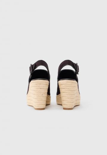 Босоножки на танкетке