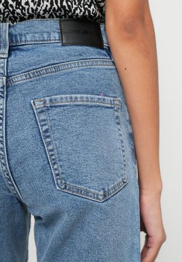 Прямые джинсы