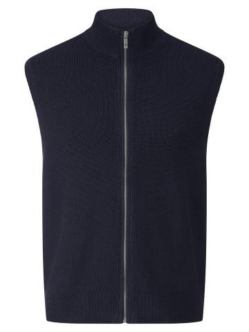 Вязаная жилетка