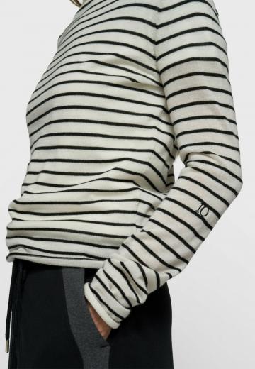 Пуловер в полоску