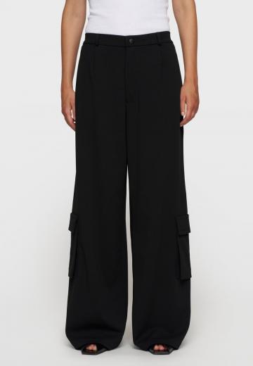 Брюки с накладными карманами