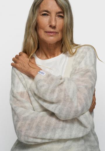 Пуловер в полоску