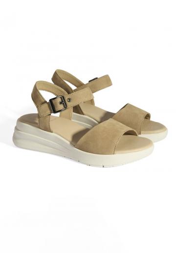 Босоножки на танкетке