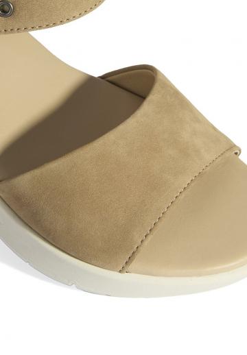 Босоножки на танкетке