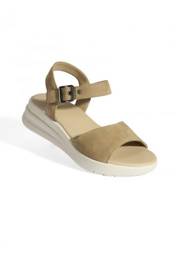 Босоножки на танкетке