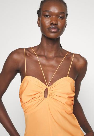 Топ на бретельках