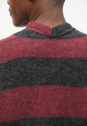 Пуловер в полоску