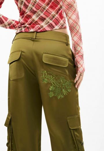 Брюки с накладными карманами