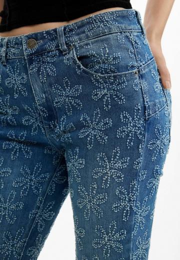 Клешеные джинсы