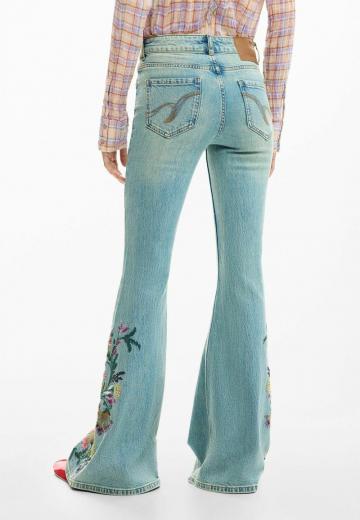 Клешеные джинсы