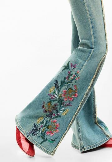 Клешеные джинсы