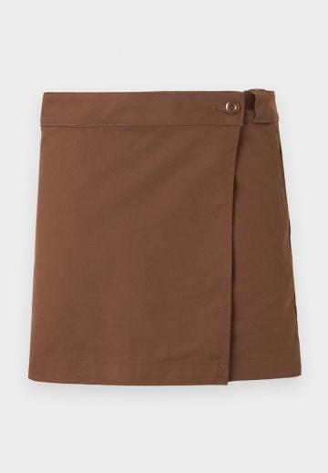 Юбка с накладными карманами