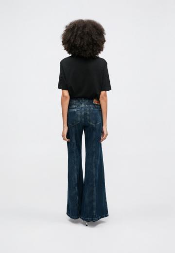 Клешеные джинсы