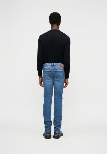 Узкие джинсы