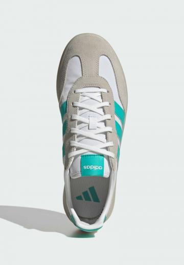 Походные кроссовки