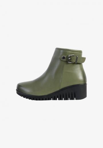 Сапожки на танкетке