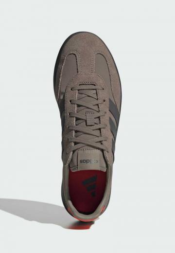 Походные кроссовки