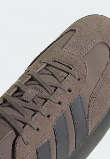 Походные кроссовки