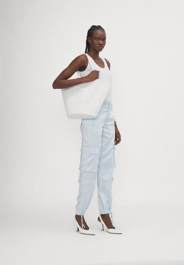 Брюки с накладными карманами