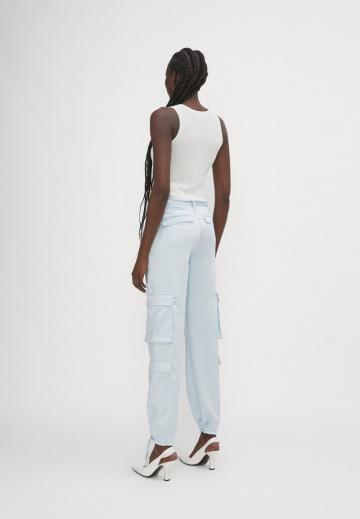 Брюки с накладными карманами