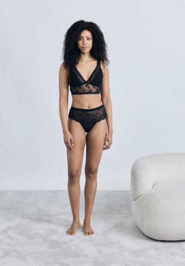 Трусы на бедрах