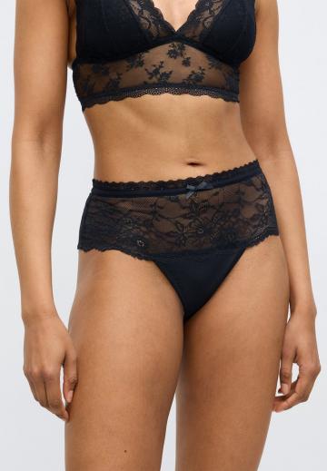 Трусы на бедрах