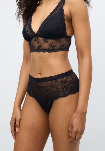 Трусы на бедрах