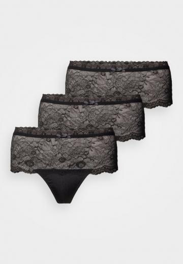 Трусы на бедрах