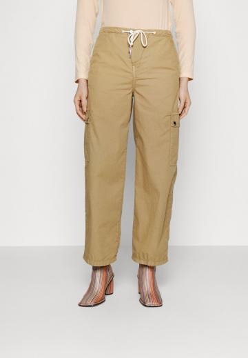 Брюки с накладными карманами