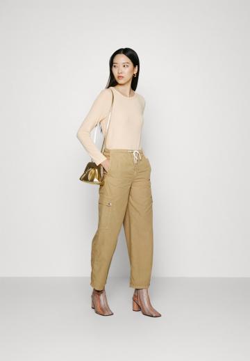 Брюки с накладными карманами