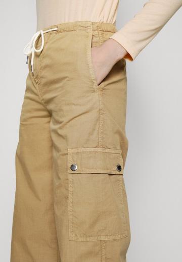 Брюки с накладными карманами