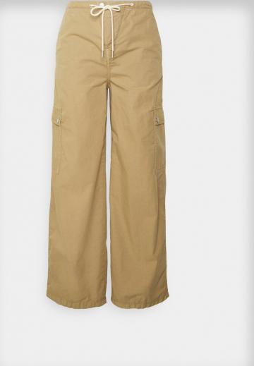 Брюки с накладными карманами