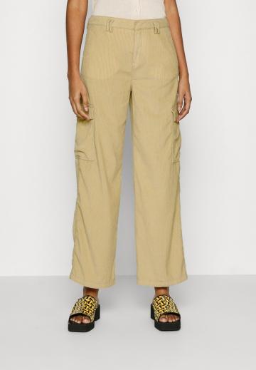 Брюки с накладными карманами