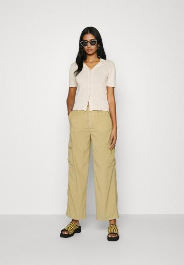 Брюки с накладными карманами