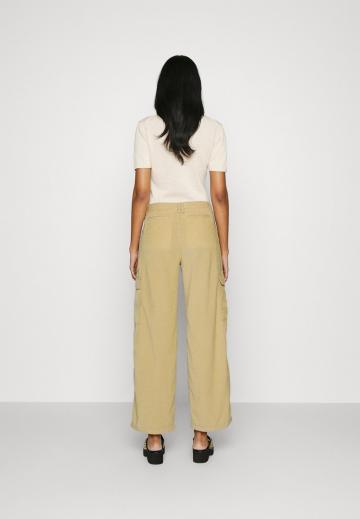 Брюки с накладными карманами