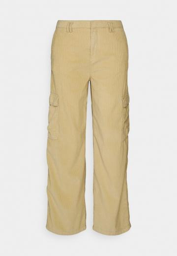 Брюки с накладными карманами