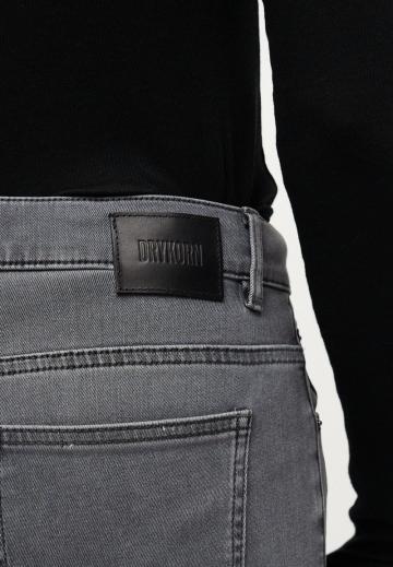 Узкие джинсы