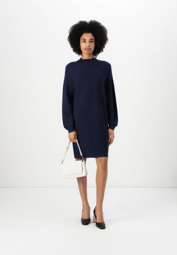 Вязаное платье