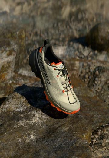 Походные кроссовки