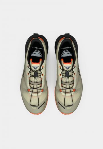 Походные кроссовки