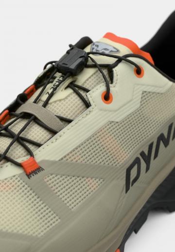 Походные кроссовки