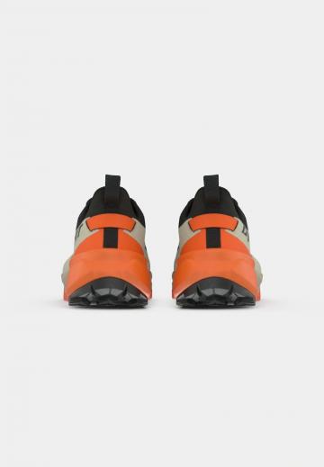 Походные кроссовки