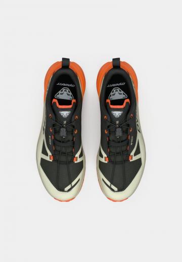 Походные кроссовки