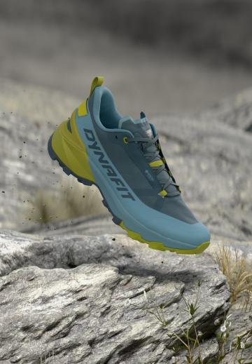 Походные кроссовки