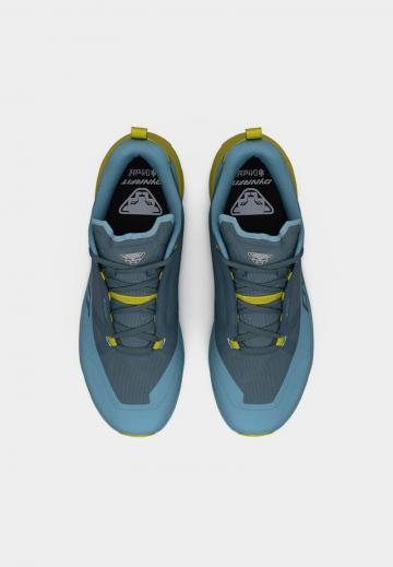 Походные кроссовки