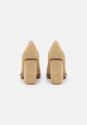 Туфли с высоким носом